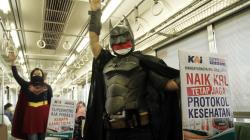 Batman Naik Kereta Sosialisasi Protokol Kesehatan di Dalam KRL