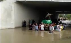Warga di Jombang Pikul Jenazah Terobos Banjir Setinggi 1 Meter 