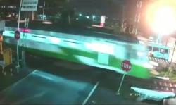 Ngeri, Detik-Detik Pengendara Motor Disambar Kereta Api Terekam CCTV <