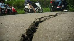 Hati-Hati, Jalan Retak Menuju Objek Wisata Guci Tegal akibat Pergerakan Tanah