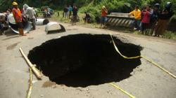 Penampakan Lubang Besar Sedalam 8 Meter di Jalan Penghubung Brebes - Tegal