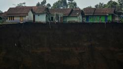 Ngeri, Puluhan Rumah di Cilawu Garut Terancam Longsor