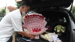 Sayang Istri, Pria Ini Berikan Uang Jutaan Rupiah Berbentuk Bunga Valentine