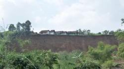 Terancam Longsor, Warga di Cilawu Garut Ngungsi ke Madrasah