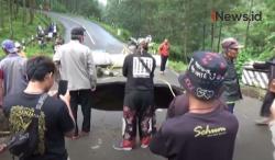 Video Jalan Ambles Jadi Tontonan Warga di Brebes