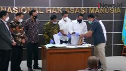 Video Komnas HAM Serahkan 16 Barang Bukti Kasus Penembakan 6 Anggota Laskar FPI ke Polri