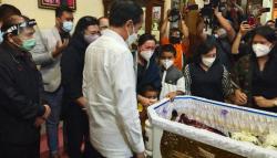 Jokowi Melayat ke Rumah Duka Ketua Umum Bara JP Viktor Sirait