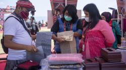 Antusiasme Pengunjung Borong Kain Ulos saat Pameran Beli Kreatif Danau Toba