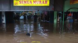Penampakan Kios Pasar Cipulir Banjir, Pedagang Evakuasi Barang Dagangan