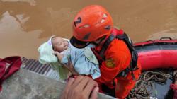 Bayi Ini Tersenyum ke Petugas Basarnas saat Dievakuasi dari Rumahnya yang Banjir