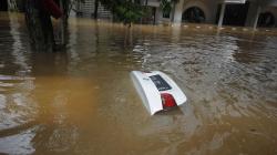 BMW Putih Hanyut Terbawa Arus Banjir di Kemang, Ketinggian Air 1,5 Meter