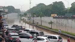 Terjebak Banjir, Ini Penampakan Antrean Kendaraan  di Jalan Tol TB Simatupang