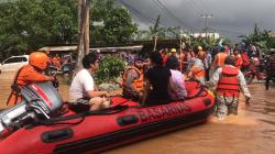 Tim SAR Gabungan Evakuasi 84 Jiwa Korban Banjir di Teluk Jambe Karawang