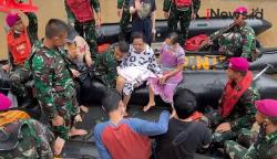 Video Prajurit Marinir TNI AL Evakuasi Seorang Ibu yang Sakit dari Jebakan Banjir 