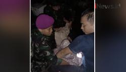 Video Prajurit Marinir TNI AL Turun Tangan Evakuasi Warga Korban Banjir di Mampang