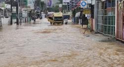 Banjir di Jatiasih Bekasi, Truk Batako Terjebak 7 Jam