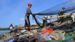 Terbawa Arus, Sampah Plastik Cemari Pantai Sukaraja Bandar Lampung