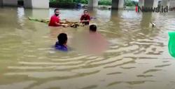 Video Bocah Perempuan Ditemukan Tewas Terbawa Arus Banjir di Bekasi