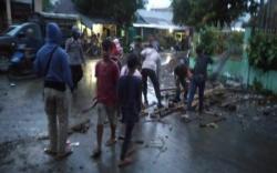 Handphone Dirampas, Warga Blokir Jalan Desak Polisi Tangkap Pelaku