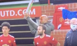 Bosan Duduk di Bench, Kiper Cadangan MU Lee Grant Menyambi Jadi Wasit