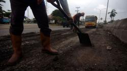 Jalanan Jalur Pantura Rusak Mulai Diperbaiki