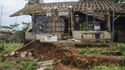 Akibat Pergerakan Tanah, 5 Rumah di Kampung Cigorowong Tasikmalaya Rusak<