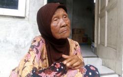  Miris, Nenek Ini Diberi Amplop Isi Potongan Kertas oleh Dua Orang Tak Dikenal