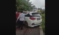 Honda Mobilio Ditabrak Kereta Api dan Terseret 100 Meter di Cilegon, Pengemudi Hanya Lecet