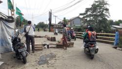 Digerus Banjir, Jembatan Penghubung 2 Kecamatan di Bekasi Nyaris Amblas 