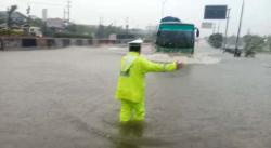 Makin Parah, Jalur Pantura Kaligawe Semarang Terendam Banjir 1 Meter