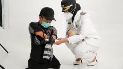 Fotografer Disabilitas Ini Jadi Sosok di Balik Foto Resmi Bupati Banyuwangi Ipuk Fiestiandani