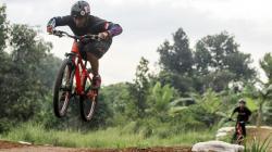 Melatih Kemampuan Bersepeda di Trek Mahoni Bike Park Sawangan