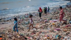 Pantai Labuhan Pandeglang Dipenuhi Sampah, Wisatawan Kesulitan Berjalan