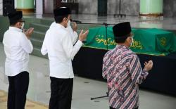 Kunjungan Kerja di Yogyakarta, Jokowi Takziah ke Mendiang Artidjo Alkostar