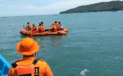 Berenang Pakai Ban Lalu Terempas Ombak, Nelayan Pangandaran Hilang Tenggelam<