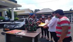 Denpom TNI Serahkan Wanita Pamer Mobil Berpelat TNI ke Polrestabes Bandung