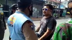 Tak Pakai Masker, 43 Warga di Tambora Diminta Sapu Jalan