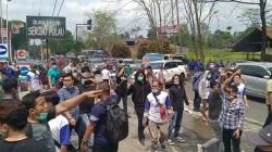Bentrok Kubu AHY dan KLB Demokrat Sebabkan Satu Warga Luka