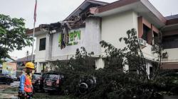 Angin Kencang Terjang Bandung, Atap Gedung Roboh dan Pohon Tumbang Timpa Mobil
