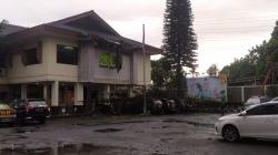 Diterpa Hujan Deras Disertai Angin, Pohon Tumbang Timpa Atap Kantor BPN Jabar