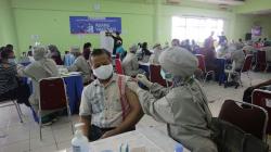 Pedagang Pasar Kramat Jati Mulai Disuntik Vaksin Covid-19