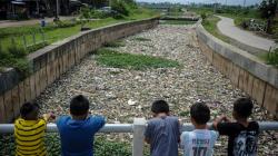 Sungai Cikijing Bandung Tertutup Sampah, Warga Keluhkan Bau Menyengat