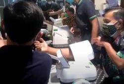 Video Ratusan Pegawai Maskapai dan Petugas Bandara Husein Bandung Disuntik Vaksin Covid-19