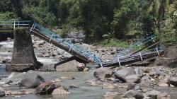 Jembatan Ambruk Tergerus Derasnya Air Sungai saat Banjir di Nganjuk