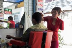 Hebat! Perempuan Ini Bisa Cukur Rambut Pelanggan dengan Satu Tangan Saja