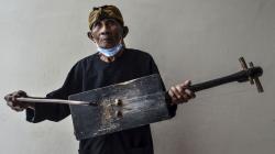 Memainkan Alat Musik Tradisional Tarangwangsa yang Hampir Punah