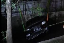 Video Mobil Masuk Sungai di Surabaya akibat Lupa Pasang Rem Tangan