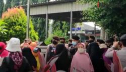 Video Polisi Bubarkan Kerumunan Simpatisan Habib Rizieq dan Wartawan di PN Jaktim<