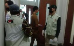 11 Jam Geledah Kantor Bupati, Petugas KPK Bawa 2 Koper Hitam dan Dus Berisi Dokumen