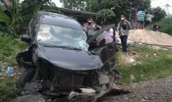 Daihatsu Xenia Ringsek Ditabrak Kereta Api di Cilegon, 3 Karyawan Bank Luka-Luka